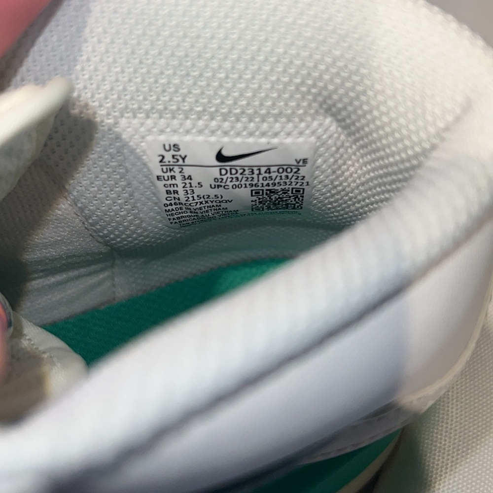 Nike Dunk Shoes - Picture 7 of 7